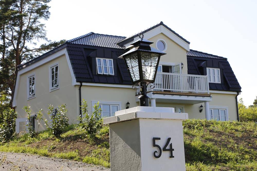 Exclusive, newly built archipelago villa with beautiful ocean views, just 45 minutes from Stockholm in Nynäshamn