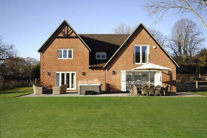 Holiday rental for 14 people, with hot tub and garden as well as balcony, with pets in Chiltern Hills