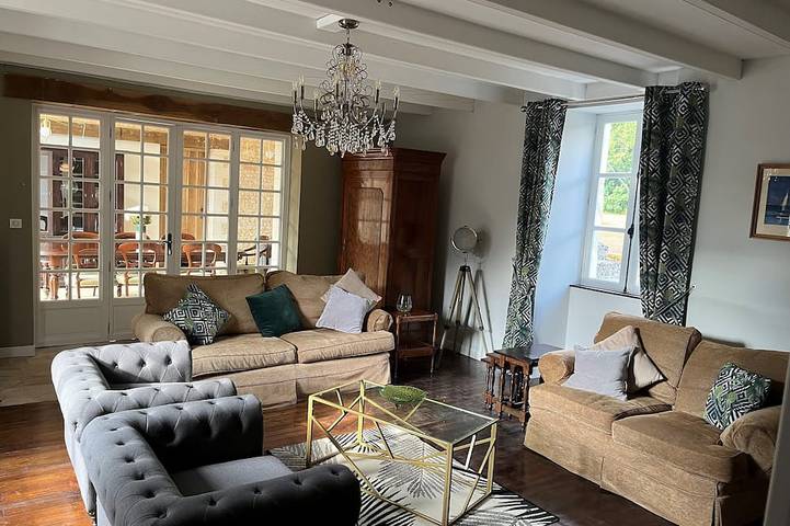 Location de vacances pour 8 personnes, avec jacuzzi ainsi que piscine et jardin à Tillou