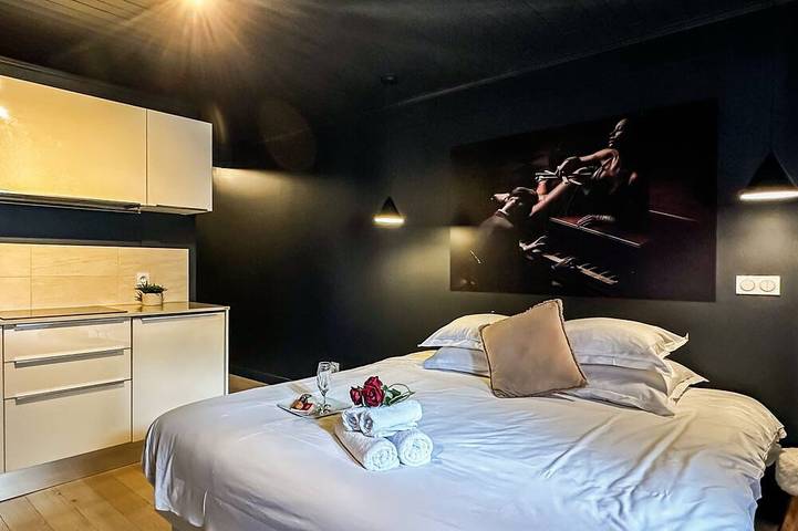 Glamping voor 2 personen, met whirlpool en balkon in Annecy
