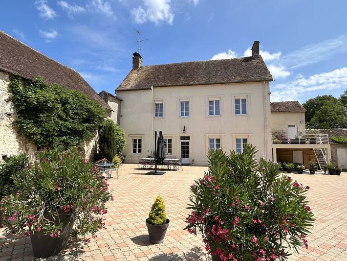 Gîte pour 11 personnes, avec jardin à Thoiré-sous-Contensor