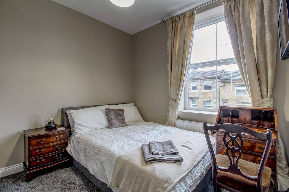 Modern property - great location with parking in Huddersfield, West Yorkshire