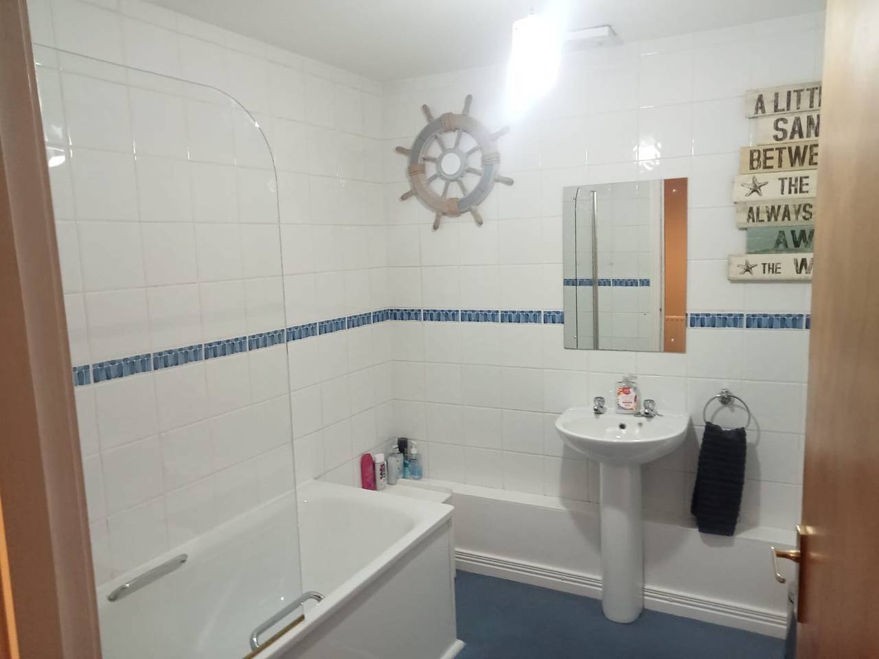 Entire holiday apartment, Central 2-Bed Apt, Sleeps 5 above Great Derry Pub in Derry, County Londonderry