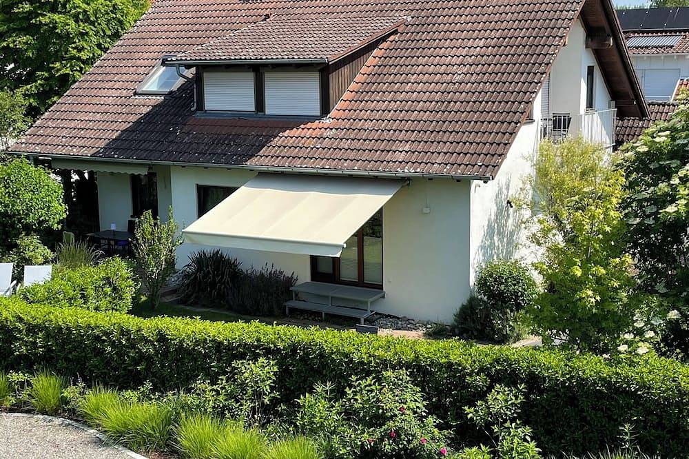 Ganze Wohnung, 1-Zimmer Dachgeschosswohnung mit Seeblick und großem Balkon auf der Mettnau in Radolfzell, Radolfzell am Bodensee