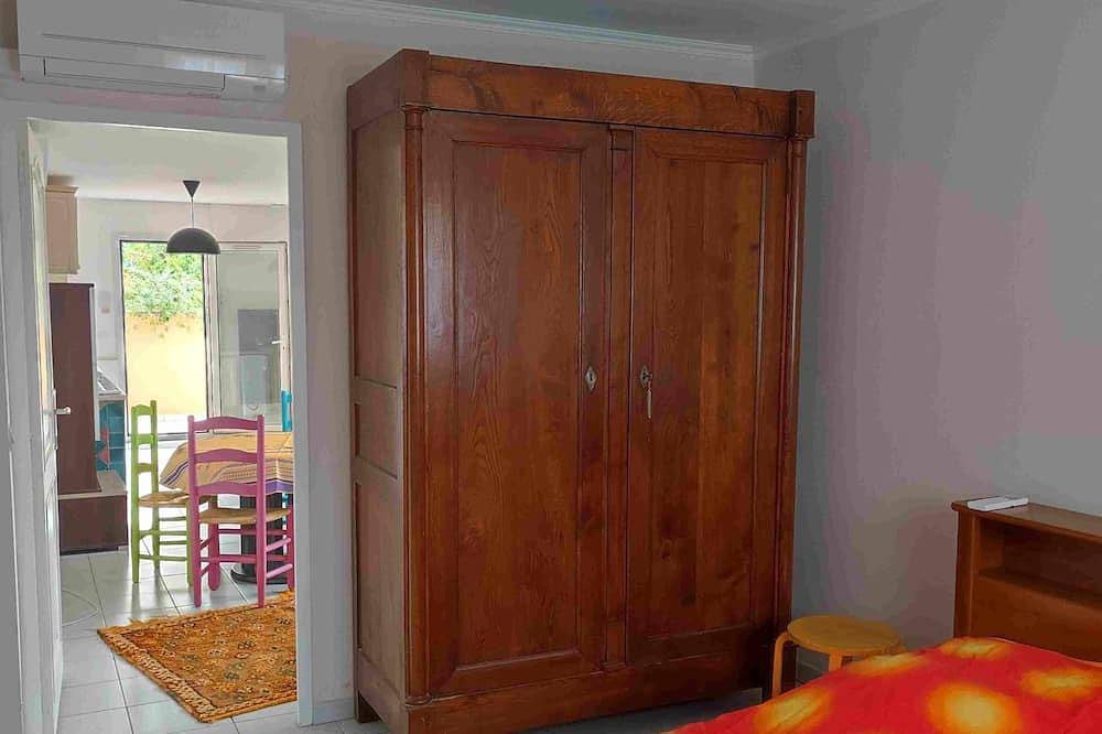 La Maison Bleue, 2 rooms with kitchenette + pool, spa, tennis, pétanque in Toulon, Toulon region