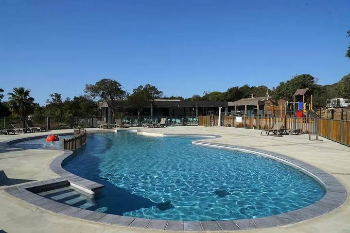 Camping für 5 Personen, mit Terrasse und Pool, mit Haustier auf Korsika - 2