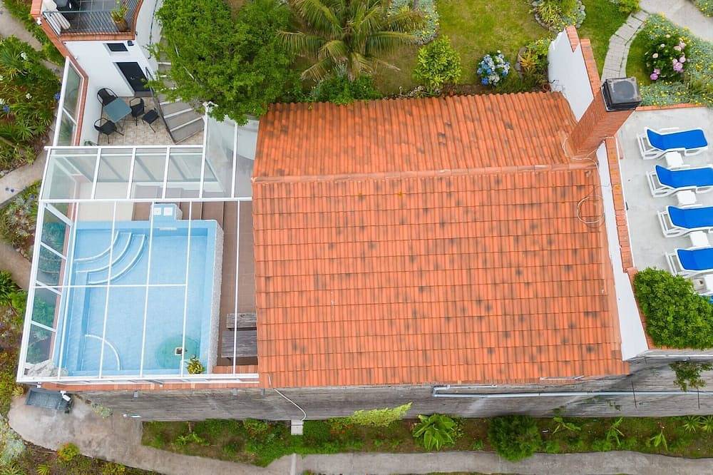 Appartement entier, Bungalow « Maison Privée Vue Océan - 2 » avec piscine partagée, jardin et Wi-Fi in Caniço, Île de Madère