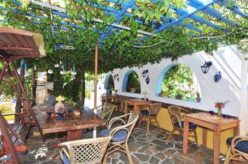 Gîte pour 2 personnes, avec jardin ainsi que terrasse et vue dans Amorgos