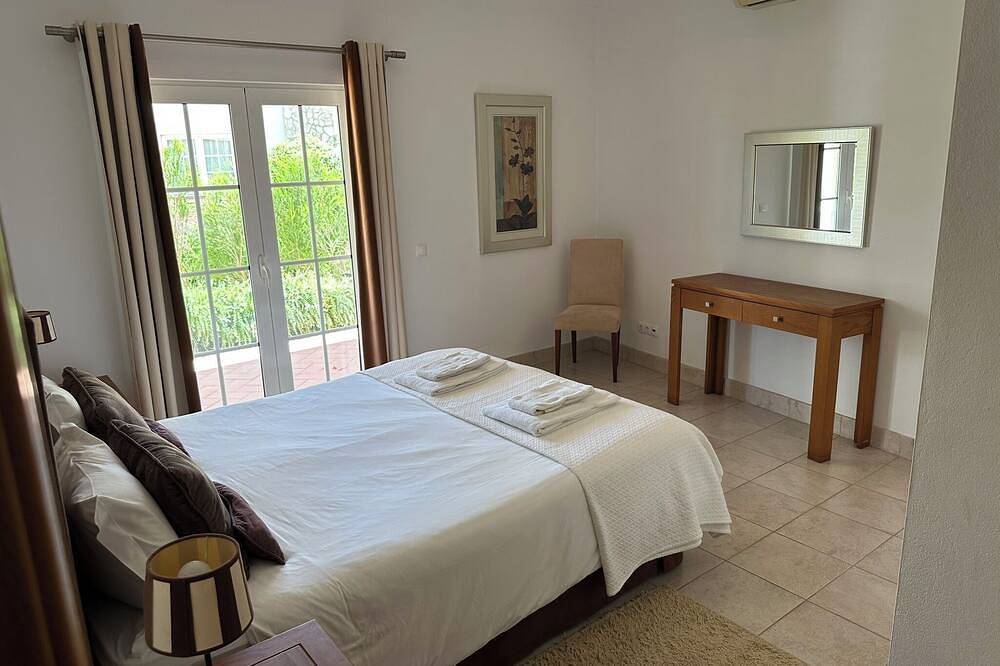 Deluxe Golf Townhouse Nur 5 Minuten vom Strand entfernt in Budens, Faro Distrikt