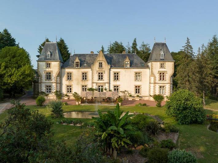 Hôtel pour 6 personnes, avec jacuzzi ainsi que jardin et piscine, animaux acceptés