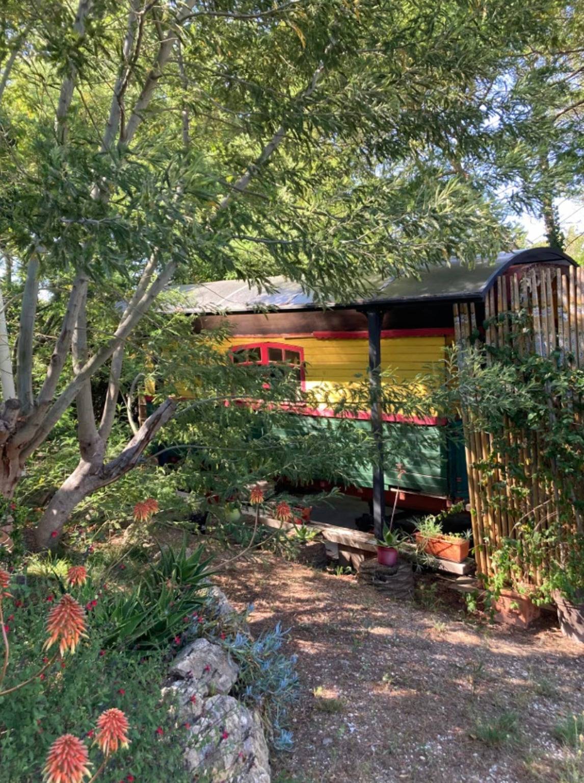 Chambre d’hôtes « Espace Roulotte - Les Toits du Gaou » avec terrasse partagée et Wi-Fi in Six-Fours-les-Plages, Côte méditerranéenne (France)