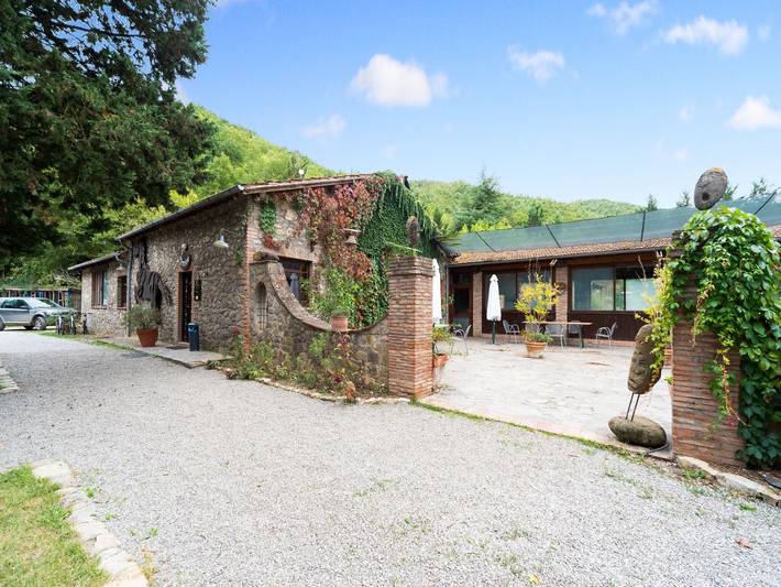 Agriturismo per 4 persone, con giardino e piscina nonché terrazza, adatto a famiglie con bambini in Provincia di Terni