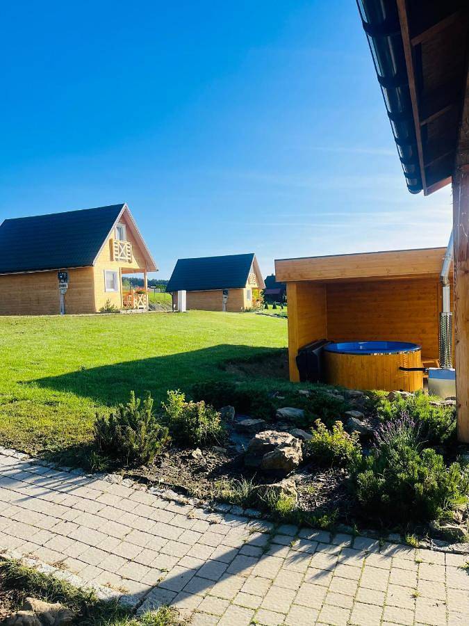 Chalet pour 6 personnes, avec Jacuzzi et Terrasse ainsi que Jardin et Sauna dans Pal