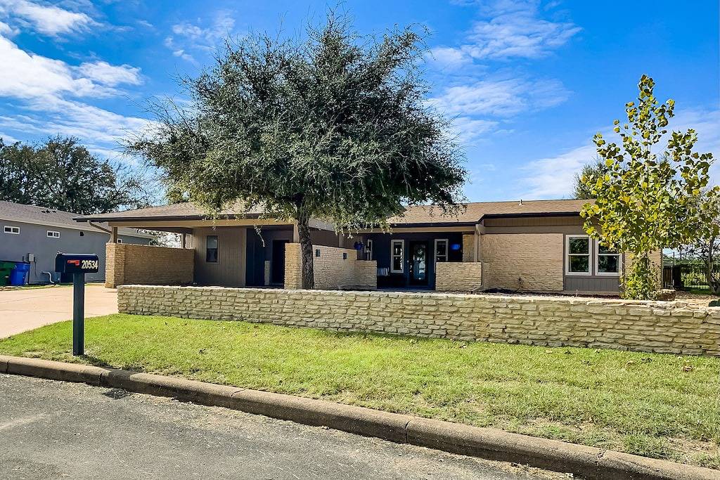 Peaceful mid-century escape with screened porch & lake access in Lago Vista, Lake Travis