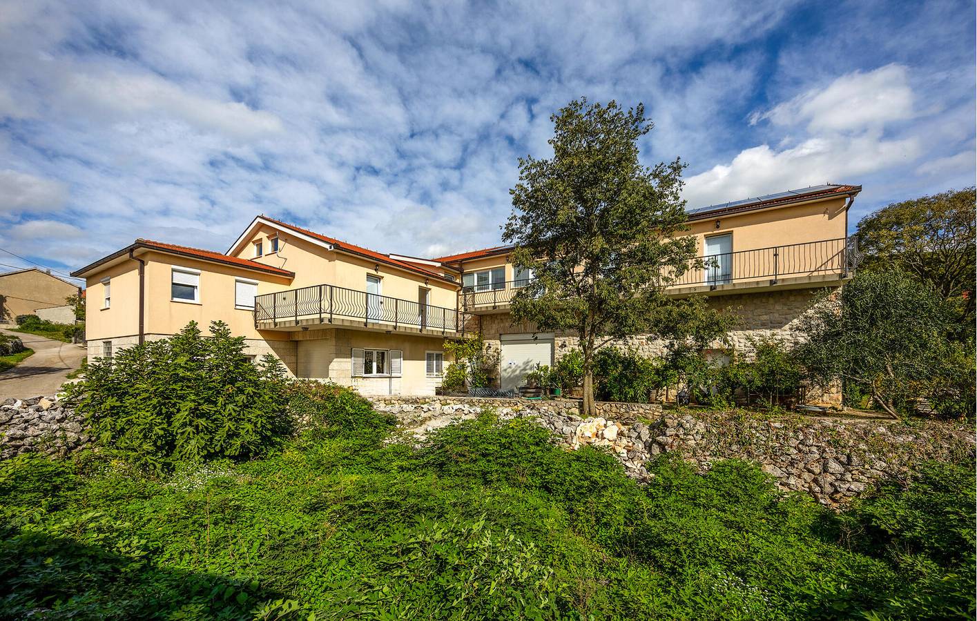 Ganze Ferienwohnung, Charmantes Apartment, 2 km von Imotski entfernt, mit Seeblick und moderner Ausstattung in Imotski, Makarska Riviera