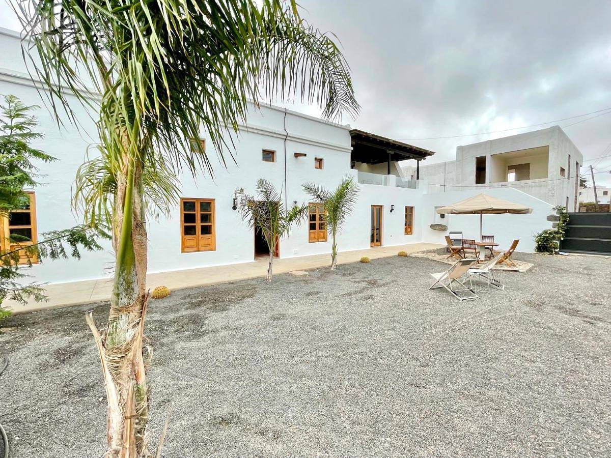 Two-Bedroom House in Tiagua, Teguise