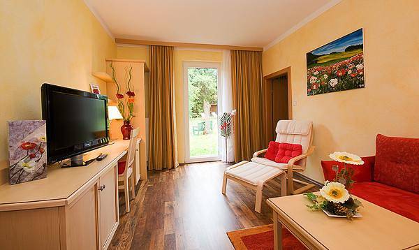 Ganze Ferienwohnung, Wirtshausbrennerei Krenn - Einzelzimmer Obst ausgestattet mit Naturholzmöbeln in Yspertal, Waldviertel