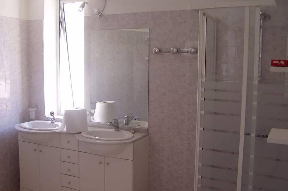 Country house with large garden and swimming pool, 12km from beach and lake in Naujac-sur-Mer, Lesparre-Médoc region