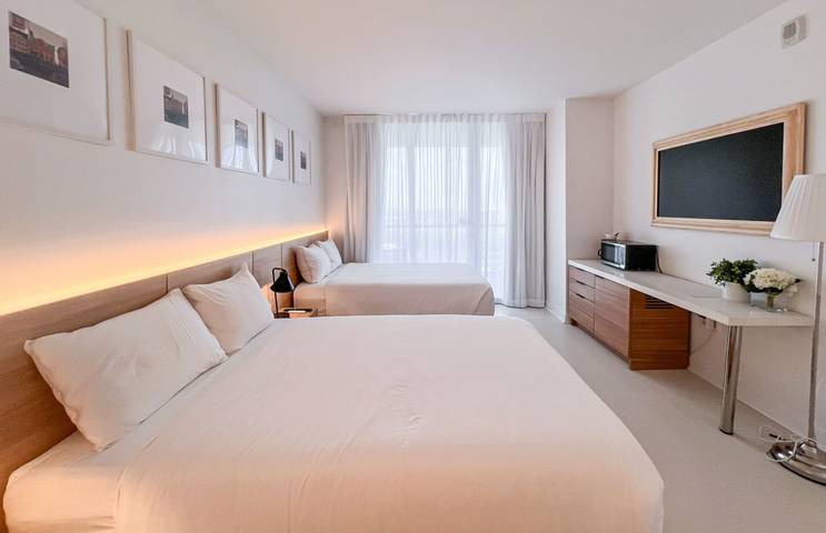 Vacation rental for 4 people, with pool and balcony as well as ocean view in Hallandale Beach