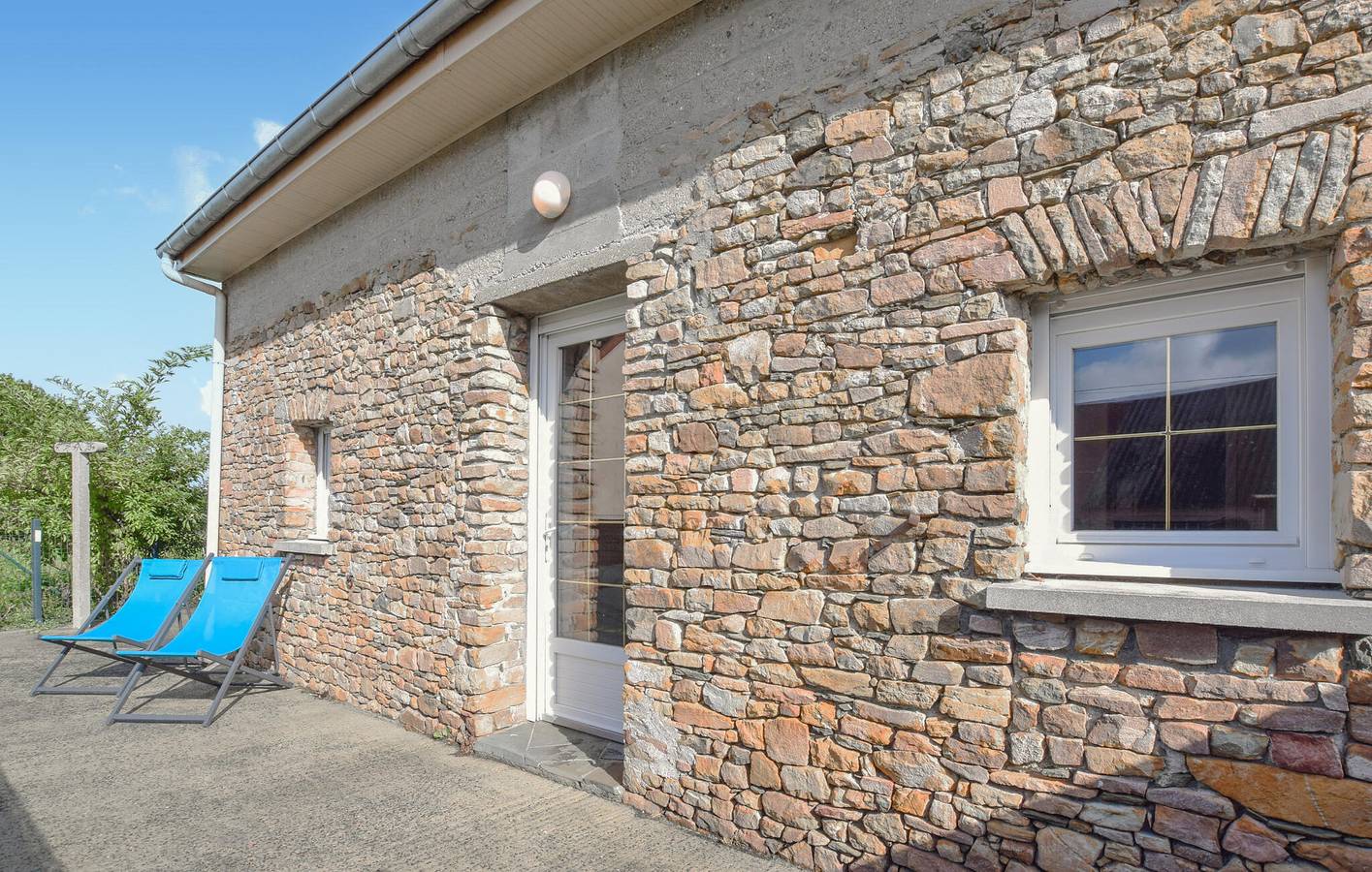 Cozy Apartment with WiFi, TV, Parking, Garden & Kitchen in Pirou, Coutances