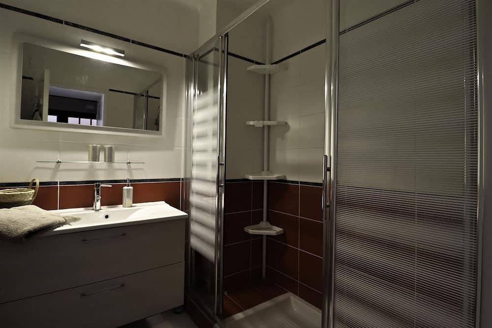 Ganze Wohnung, Apartment F2 + terrace - rated 3 stars - with village and Canigou views in Vernet-les-Bains, Parc naturel régional des Pyrénées catalanes