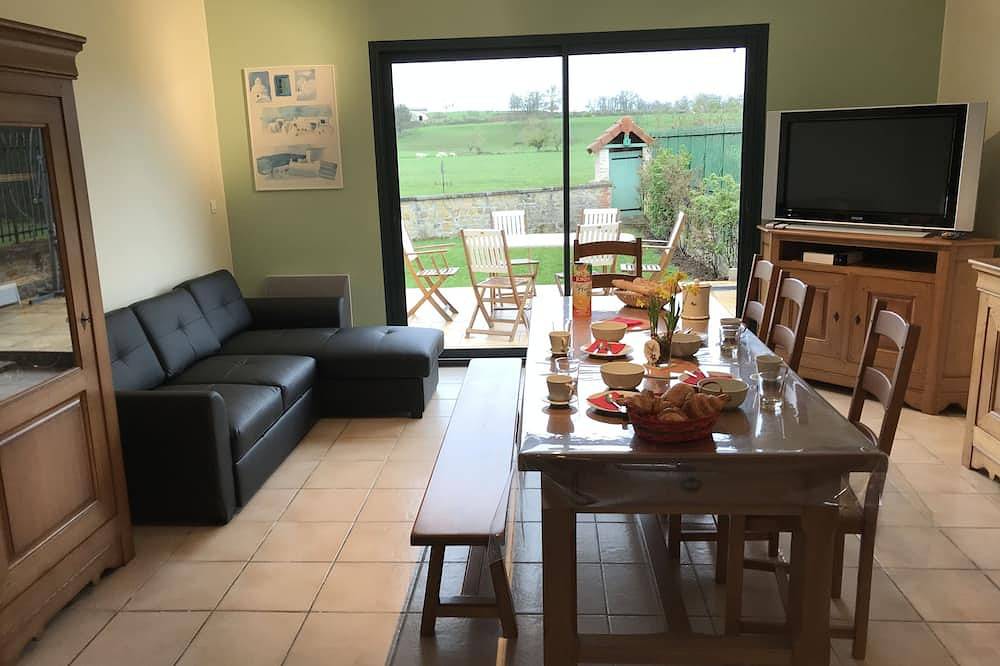 Ancienne cabane de pêcheur rénovée au bord de rivière sûr beau terrain clos. in Saint-Nizier-sous-Charlieu, Région de Roanne