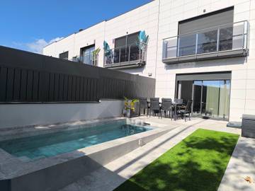 Location de vacances pour 8 personnes, avec jardin et piscine, adapté aux familles à Vilanova i la Geltrú