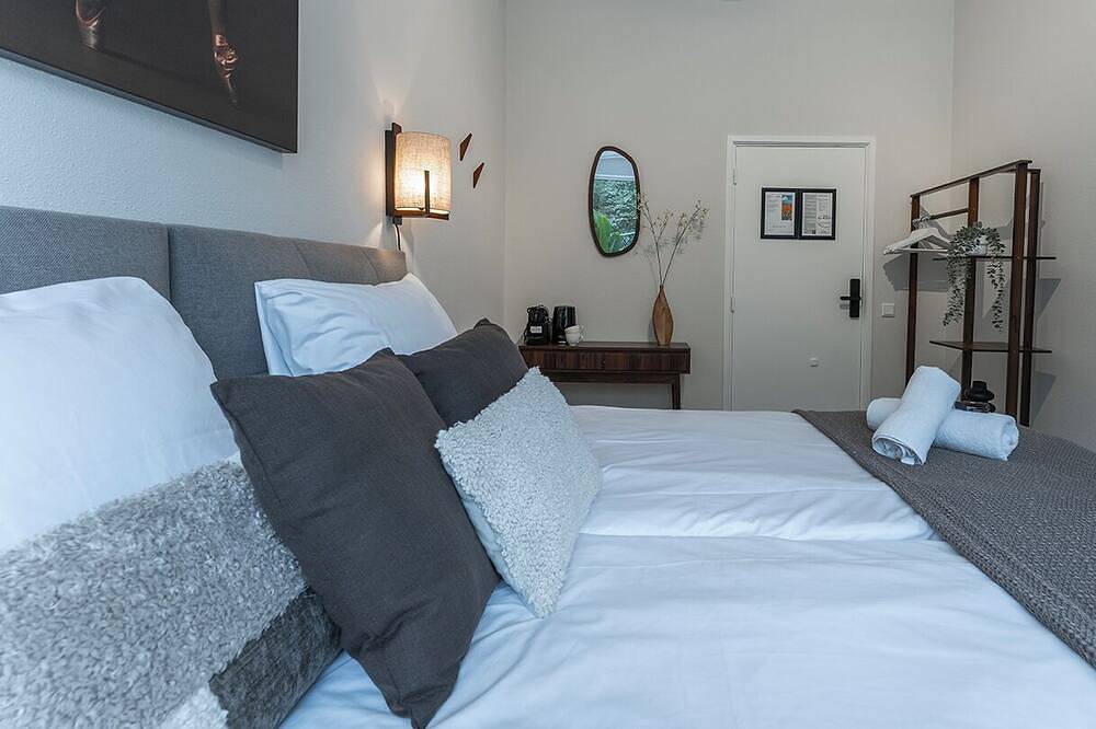 Geheel appartement, Op zoek naar een praktische en betaalbare plek in de buurt van Tilburg Universiteit? Deze privékamer is perfect voor studenten, solo-reizigers of korte verblijven en biedt een comfortabele en ontspannen plek om tot rust te komen na een dag in de stad in Tilburg, Noord-Brabant