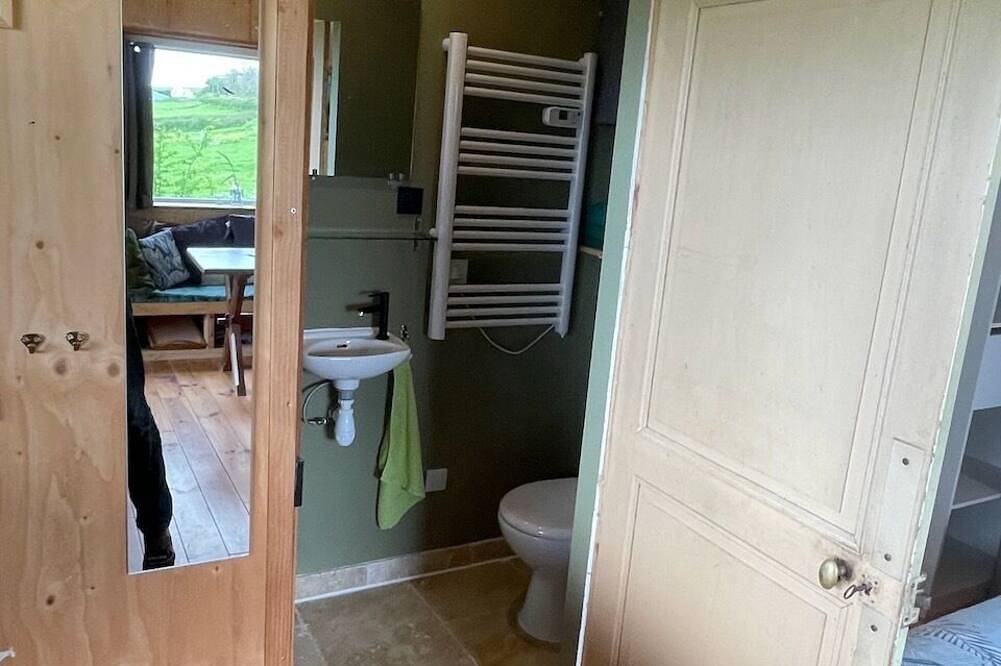 Cozy wooden cabin with a covered terrace and a panoramic view in Tannay, Nièvre