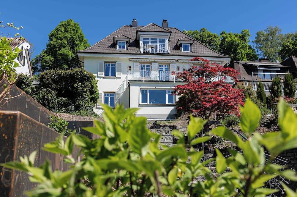 Ganze Wohnung, Neu und zentral! Traumhafte 100qm Fewo mit Terrasse, Sauna und Seeblick. in Allensbach, Untersee