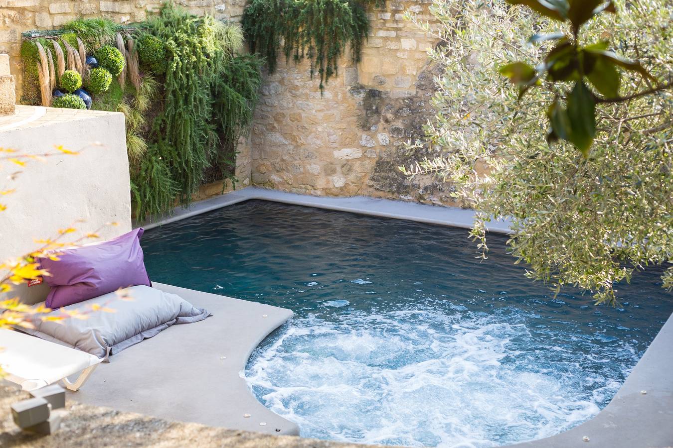Chambre « Fleur »  avec piscine partagée, jardin et petit-déjeuner au restaurant — Collias, Gard in Collias, Nimes region
