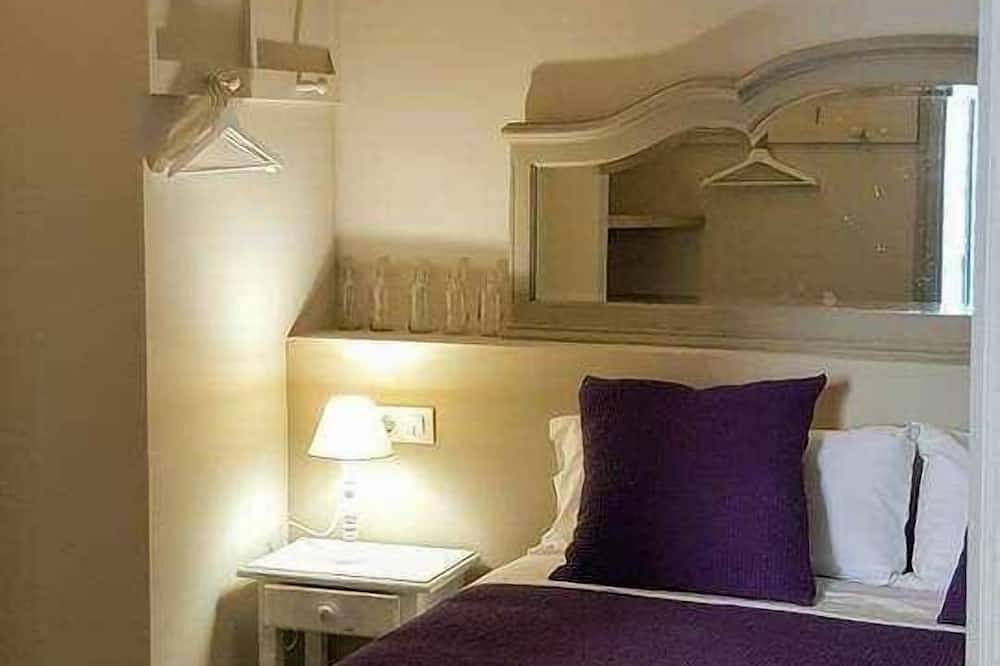 Apartamento entero, El Ferrer, en Olot con acceso a piscina interior in Olot, Parc Natural de Zona Volcànica de la Garrotxa