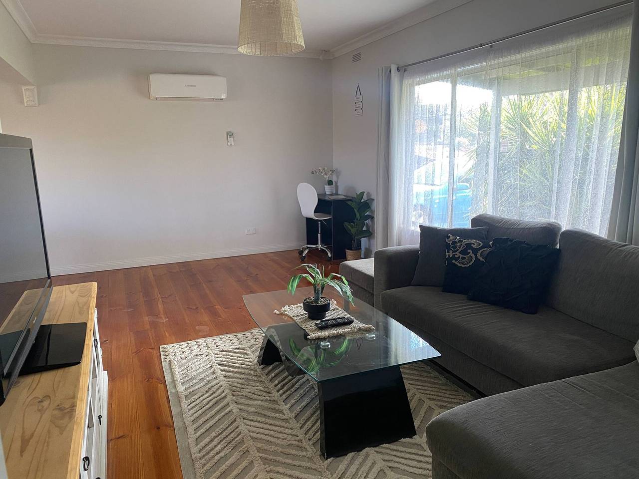 Private 3Bed Home with Large Deck Central Location in City of Greater Bendigo