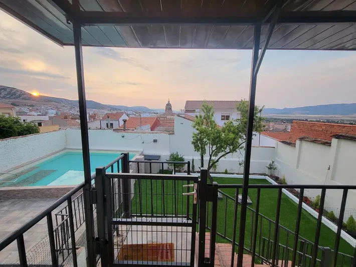 Casa de vacaciones para 11 personas, con jardín además de piscina y vistas, Se admiten mascotas - 1
