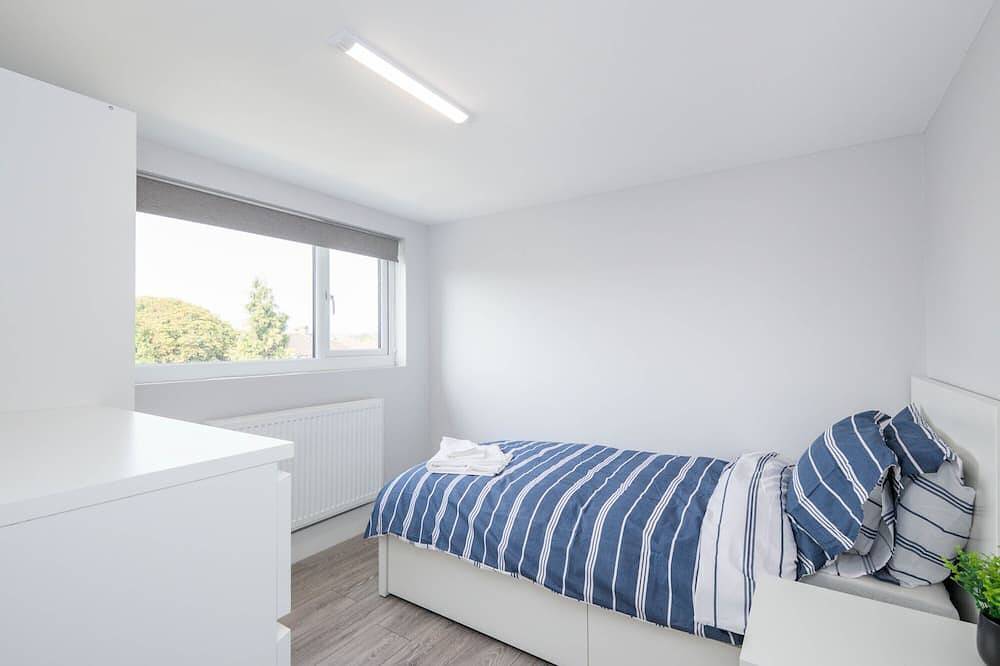 Spacious 4 bedroom very close to train station and town centre in Dartford, Kent