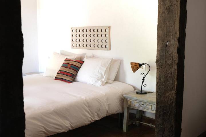 Apartamento para 2 personas, con terraza además de piscina y jardín en Casares