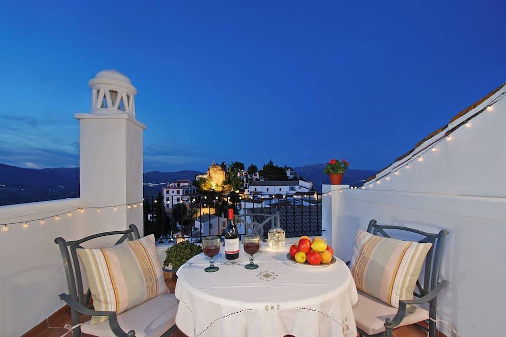 Encantadora, confortable casa de pueblo con terraza en Comares. in Comares, Provincia de Málaga