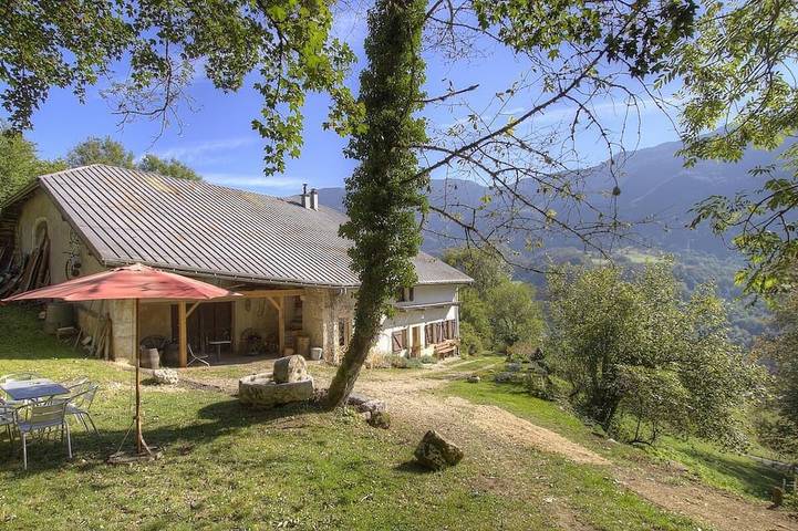 Location de vacances pour 8 personnes, avec jardin à Chézery-Forens