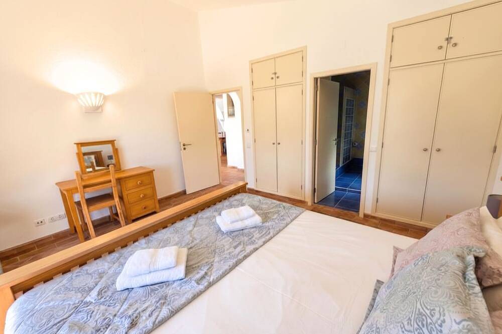 Casa da Madrugada - Peaceful haven with pool and ocean view in Salema in Salema, Naturpark Südwest-Alentejo und Costa Vicentina