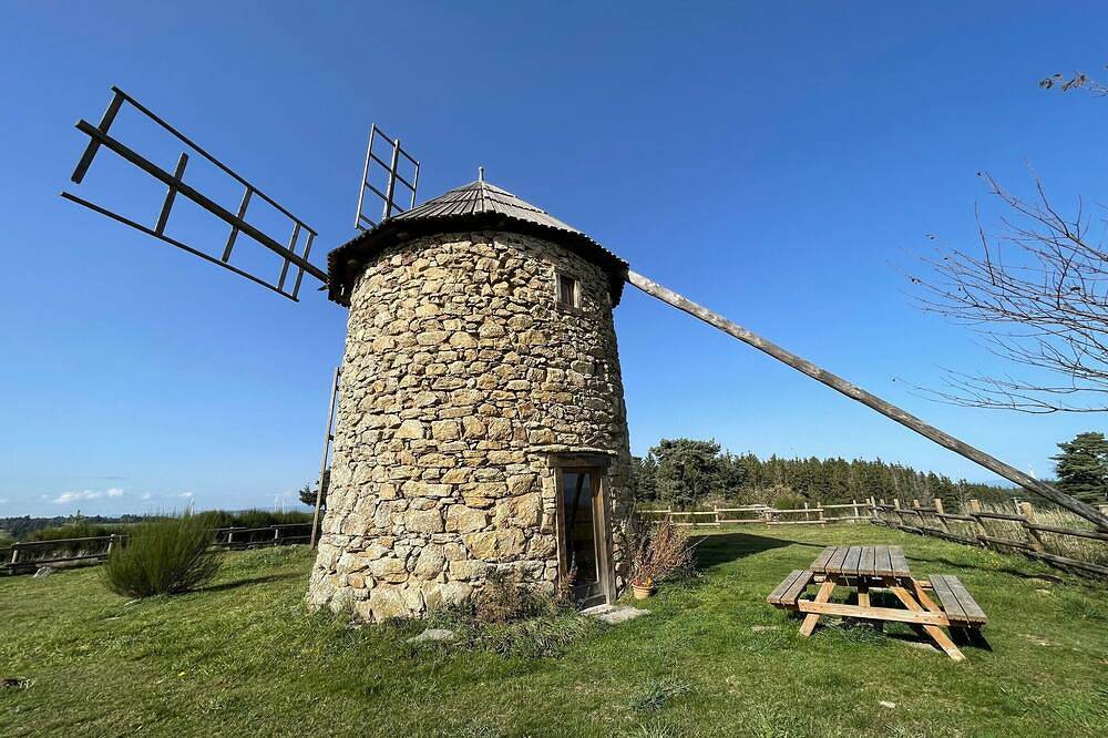 Moulin à vent restauré avec vue sur la campagne in Ally, Haute-Loire