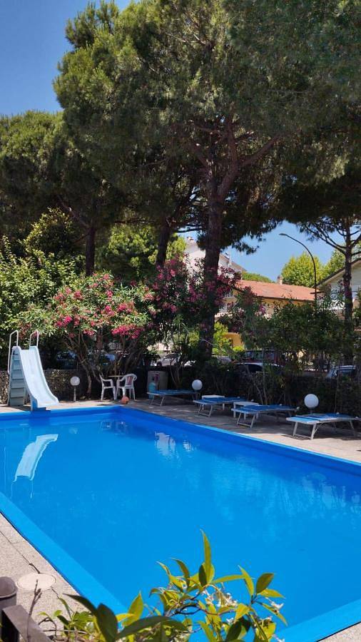 Appartamento per 3 persone, con giardino e panorama nonché piscina in Pinarella
