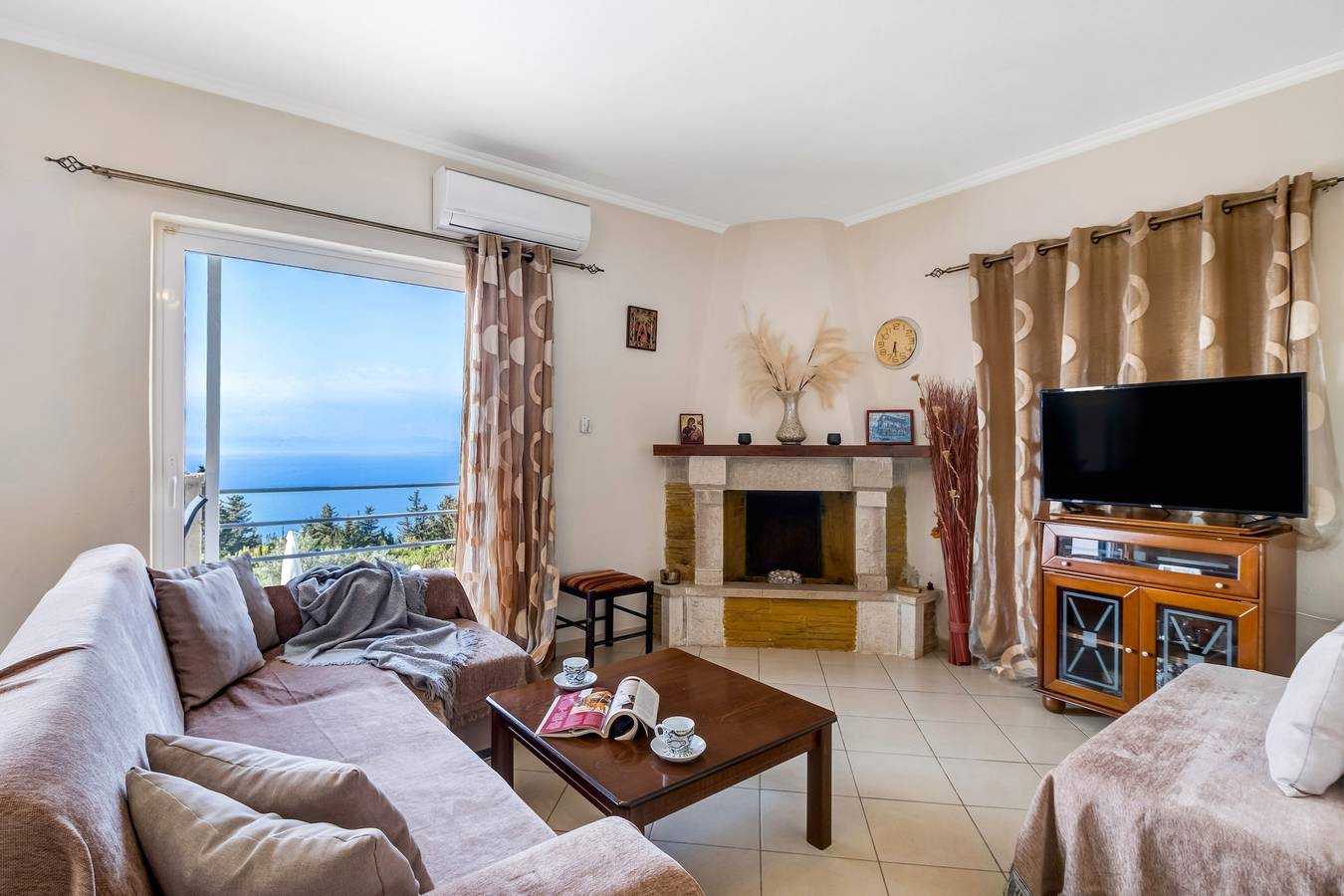 Entire apartment, Two-Bedroom Apartment 1 with Sea View, Shared Pool & Wi-Fi in Greece
