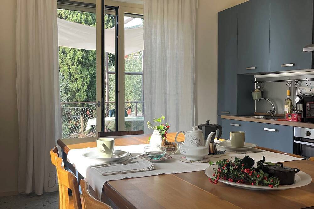 Elegant apartment, villa surrounded by greenery a stone's throw from the lake and the village in Garde, Montagnes autour du lac de Garde