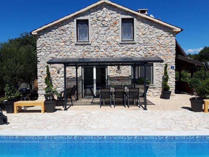 Ferienhaus für 8 Personen, mit Terrasse und Garten sowie Pool und Ausblick in Vilanija
