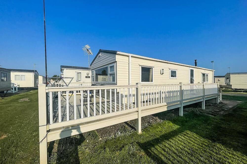 Dog friendly caravan with large decking near Heacham Beach, ref 21052H in Heacham, Norfolk Coast