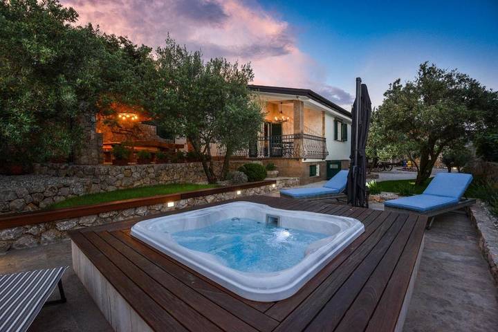 Villa pour 6 personnes, avec jacuzzi ainsi que jardin et balcon à Punat