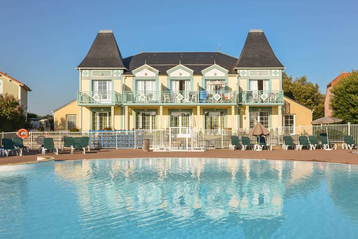 Studio pour 4 personnes, avec bassin pour enfant et piscine ainsi que terrasse et jardin, animaux acceptés