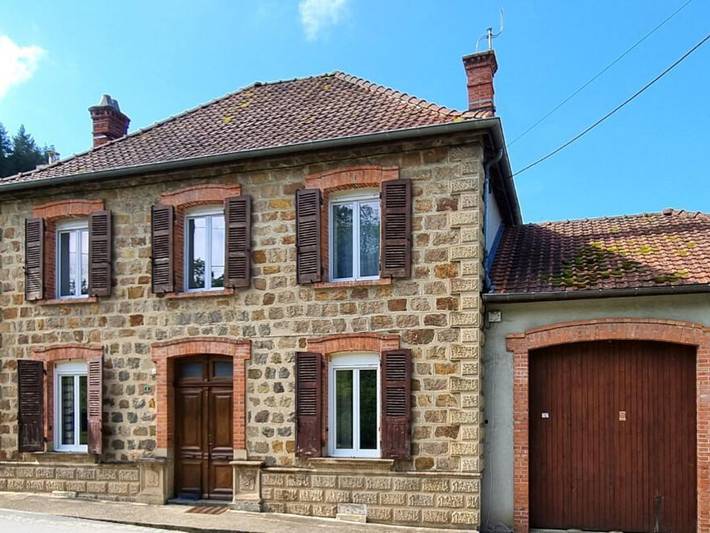 Gîte pour 6 personnes, avec jardin dans Néronde