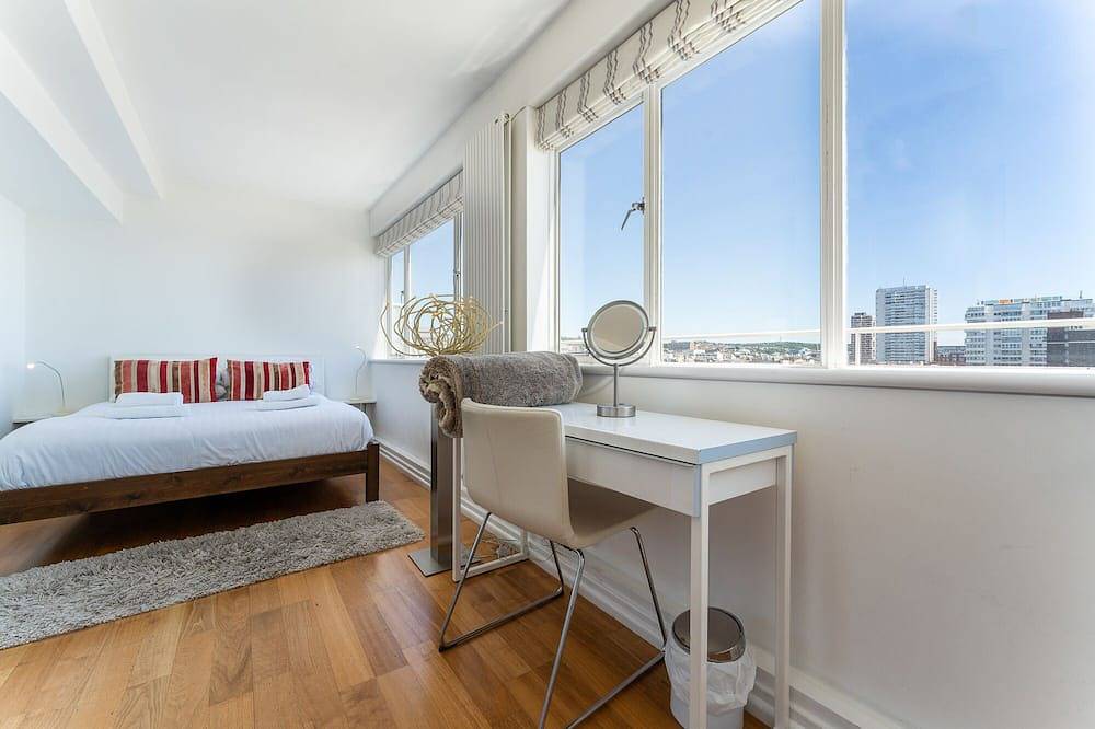 Entire apartment, Central Beachfront Penthouse with private sun / roof terrace in Hove, Brighton