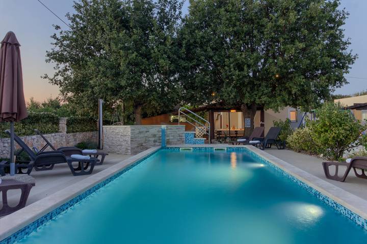 Villa für 12 Personen, mit Pool und Terrasse - 1